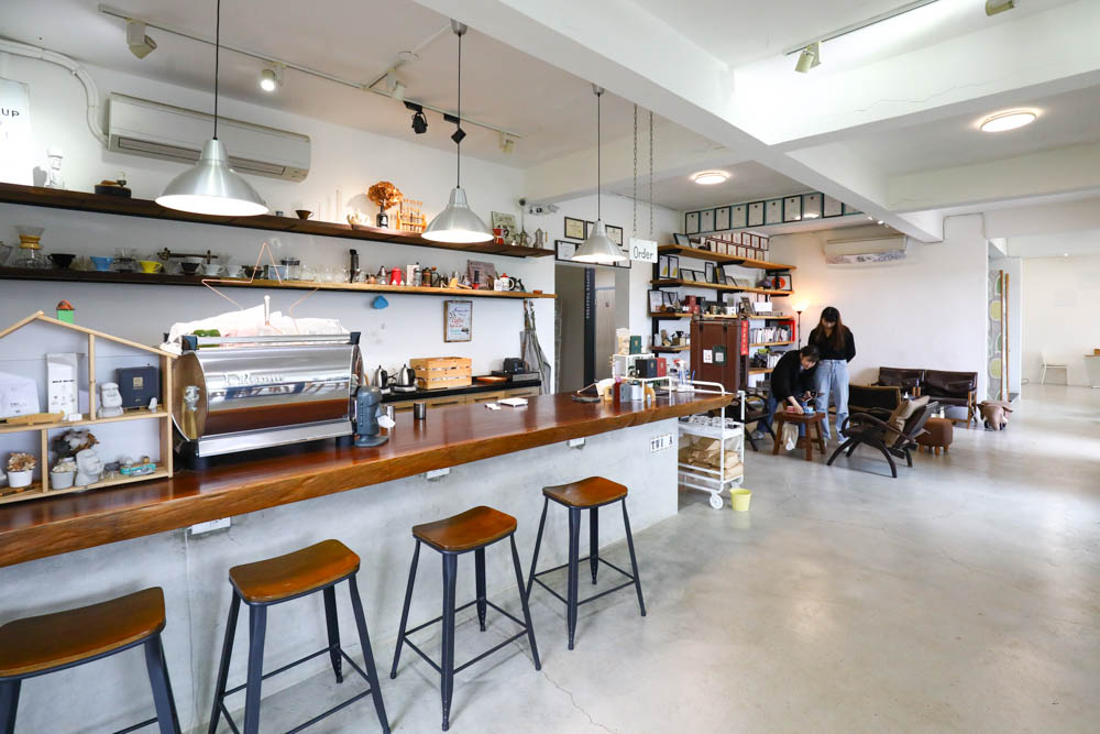 淡水景觀咖啡廳｜錘子咖啡烘焙坊Twi A Coffee Roasters、鄰近三芝北海岸、秘境別墅寬敞絕美庭院、職人手沖咖啡、寵物友善餐廳