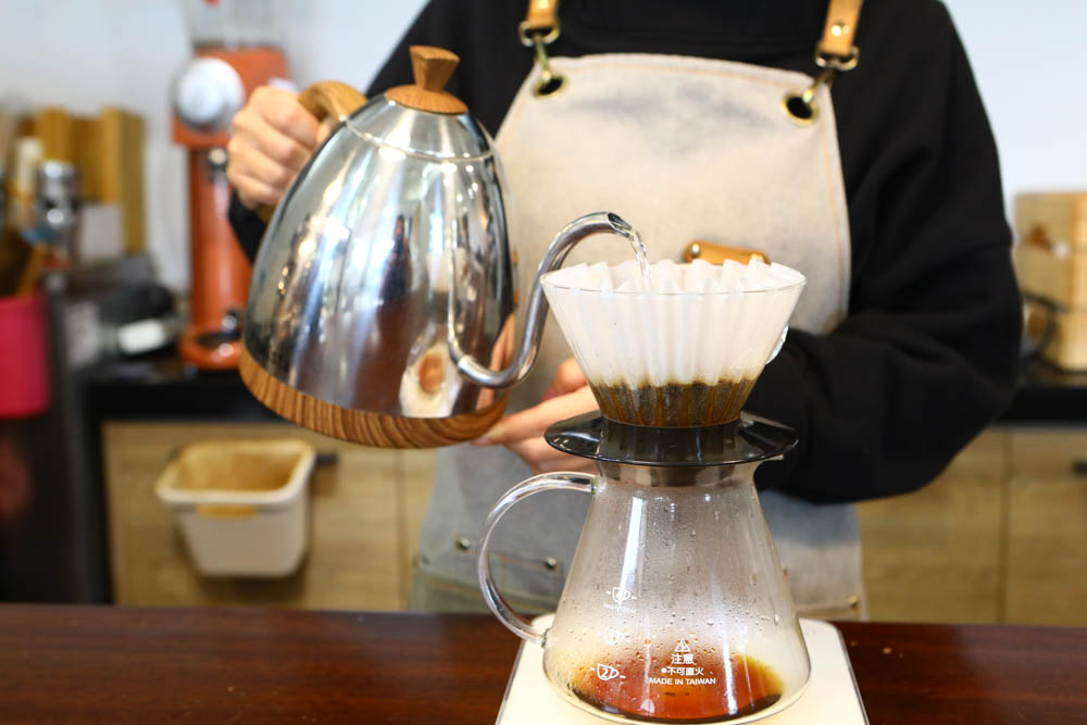 淡水景觀咖啡廳｜錘子咖啡烘焙坊Twi A Coffee Roasters、鄰近三芝北海岸、秘境別墅寬敞絕美庭院、職人手沖咖啡、寵物友善餐廳