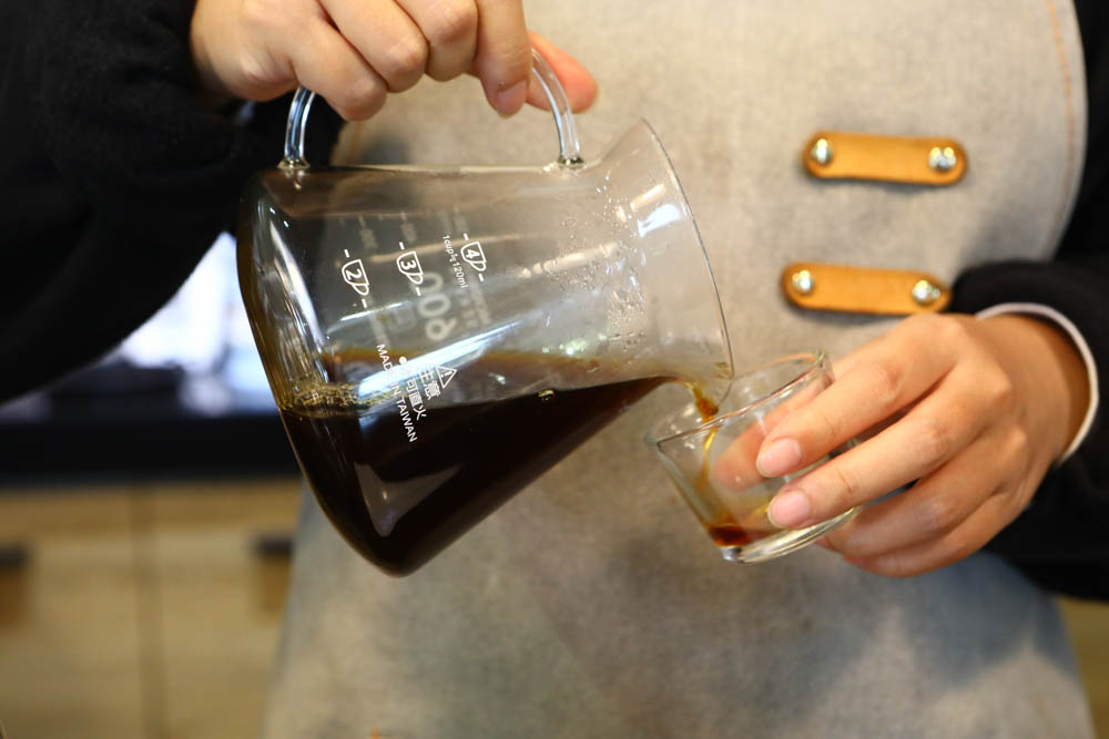 淡水景觀咖啡廳｜錘子咖啡烘焙坊Twi A Coffee Roasters、鄰近三芝北海岸、秘境別墅寬敞絕美庭院、職人手沖咖啡、寵物友善餐廳