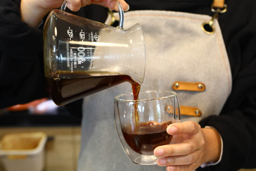 淡水景觀咖啡廳｜錘子咖啡烘焙坊Twi A Coffee Roasters、鄰近三芝北海岸、秘境別墅寬敞絕美庭院、職人手沖咖啡、寵物友善餐廳