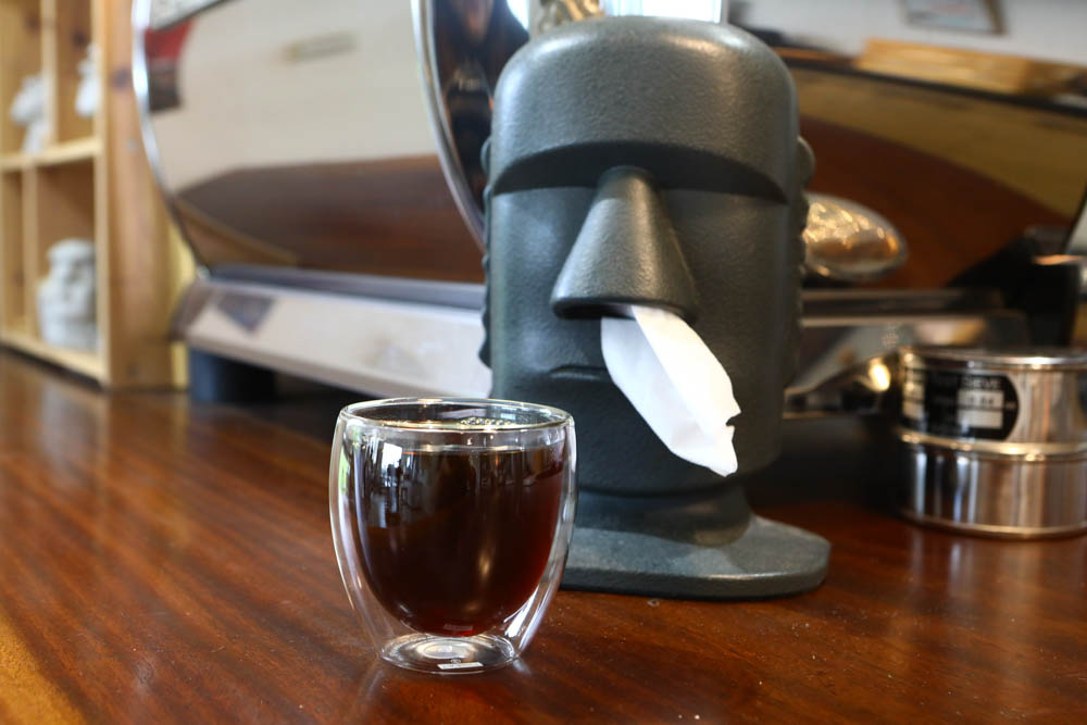 淡水景觀咖啡廳｜錘子咖啡烘焙坊Twi A Coffee Roasters、鄰近三芝北海岸、秘境別墅寬敞絕美庭院、職人手沖咖啡、寵物友善餐廳