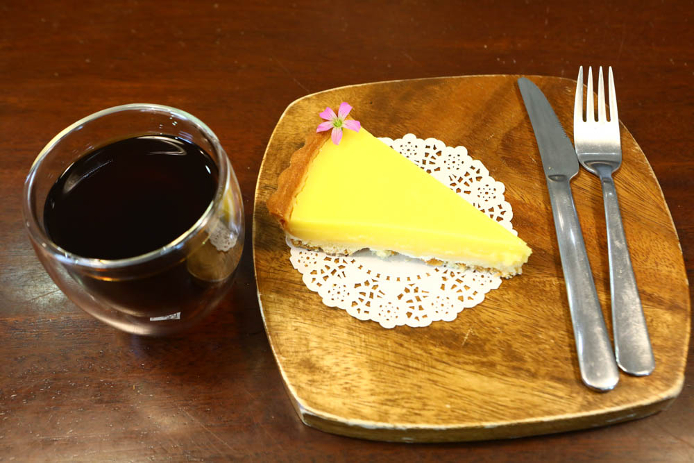 淡水景觀咖啡廳｜錘子咖啡烘焙坊Twi A Coffee Roasters、鄰近三芝北海岸、秘境別墅寬敞絕美庭院、職人手沖咖啡、寵物友善餐廳