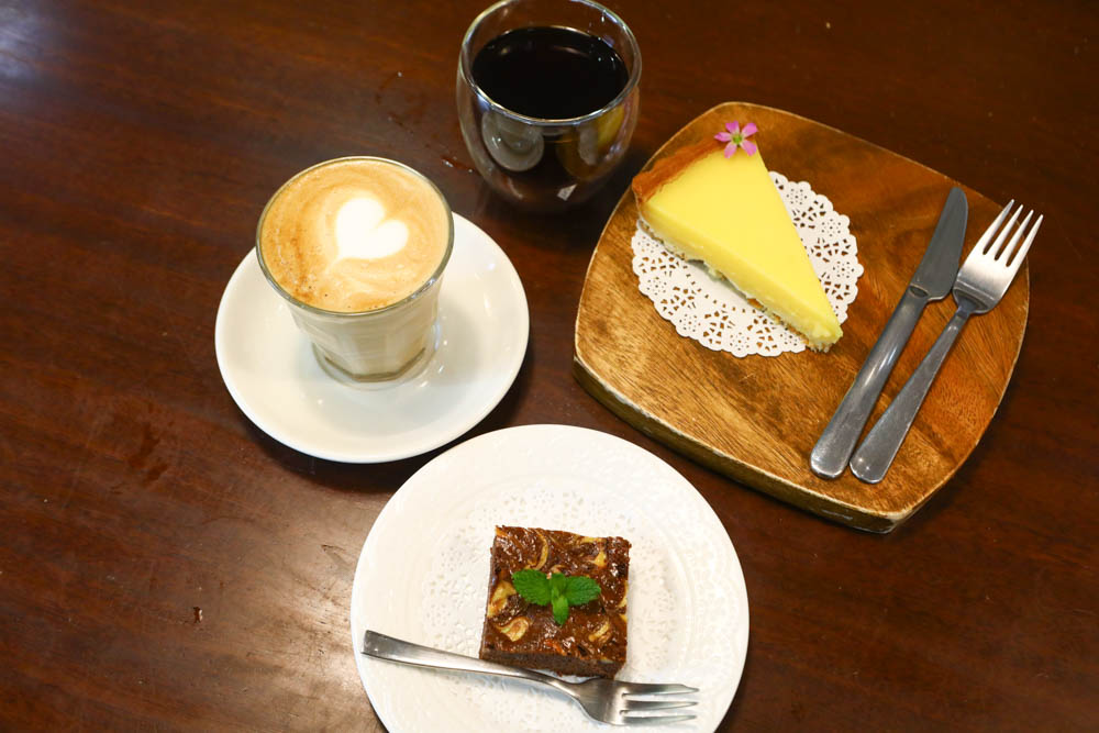 淡水景觀咖啡廳｜錘子咖啡烘焙坊Twi A Coffee Roasters、鄰近三芝北海岸、秘境別墅寬敞絕美庭院、職人手沖咖啡、寵物友善餐廳