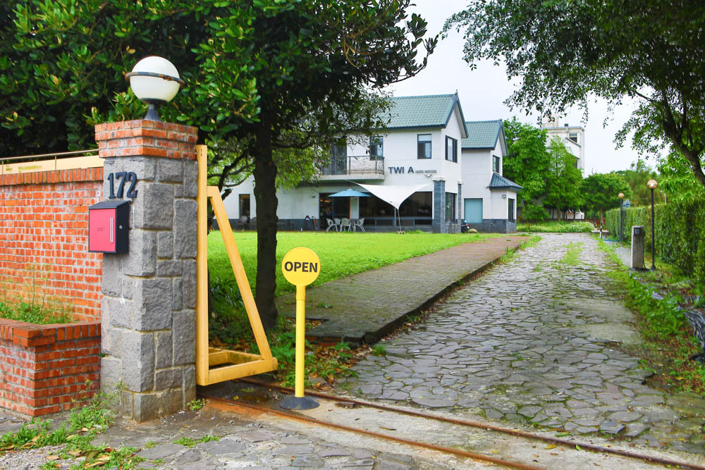 淡水景觀咖啡廳｜錘子咖啡烘焙坊Twi A Coffee Roasters、鄰近三芝北海岸、秘境別墅寬敞絕美庭院、職人手沖咖啡、寵物友善餐廳
