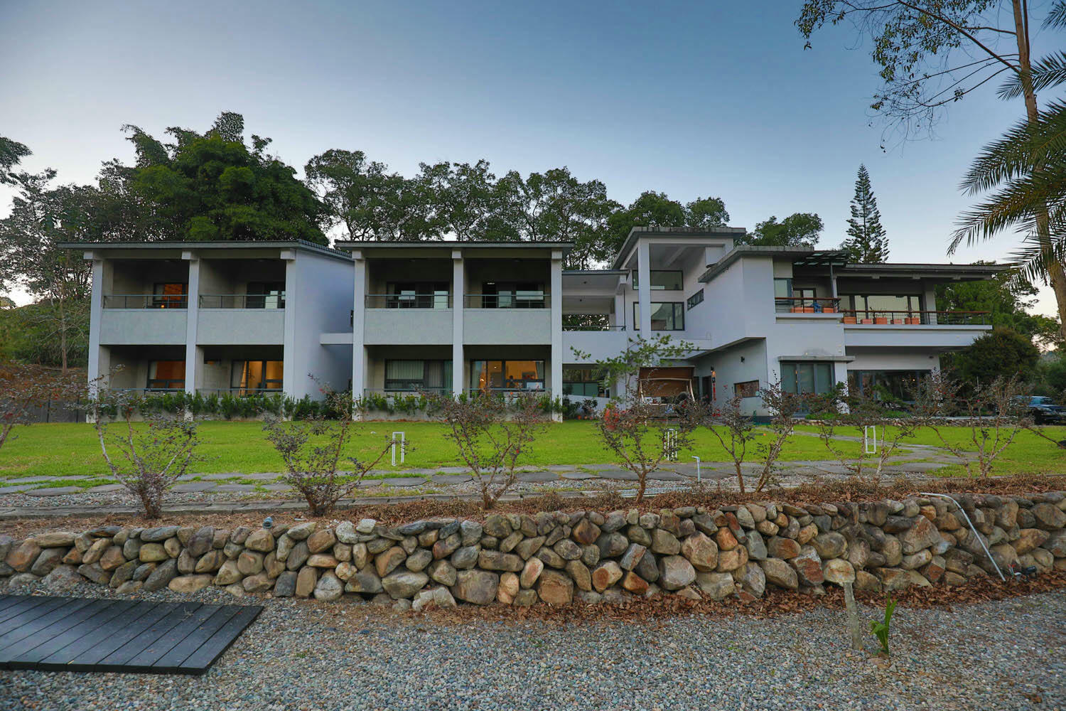 南投日月潭民宿|雁寓雅緻行館。大草皮、星級飯店的住宿品質、距離日月潭10分鐘車程(禁止開放寵物) - 第4張圖 南投日月潭民宿|雁寓雅緻行館。大草皮、星級飯店的住宿品質、距離日月潭10分鐘車程(禁止開放寵物)