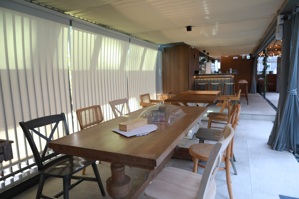 台北內湖美食｜GUMGUM NOT ONLY BEER & WINGS 雞翅啤酒吧。寵物友善餐廳、森林系玻璃屋餐酒館