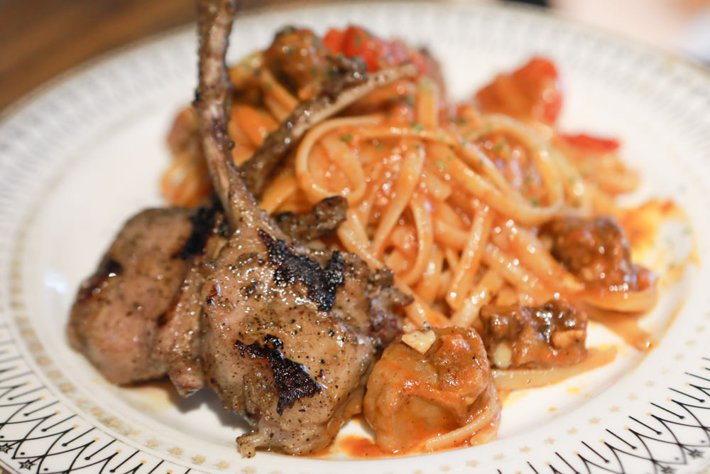 台北內湖美食｜GUMGUM NOT ONLY BEER & WINGS 雞翅啤酒吧。寵物友善餐廳、森林系玻璃屋餐酒館