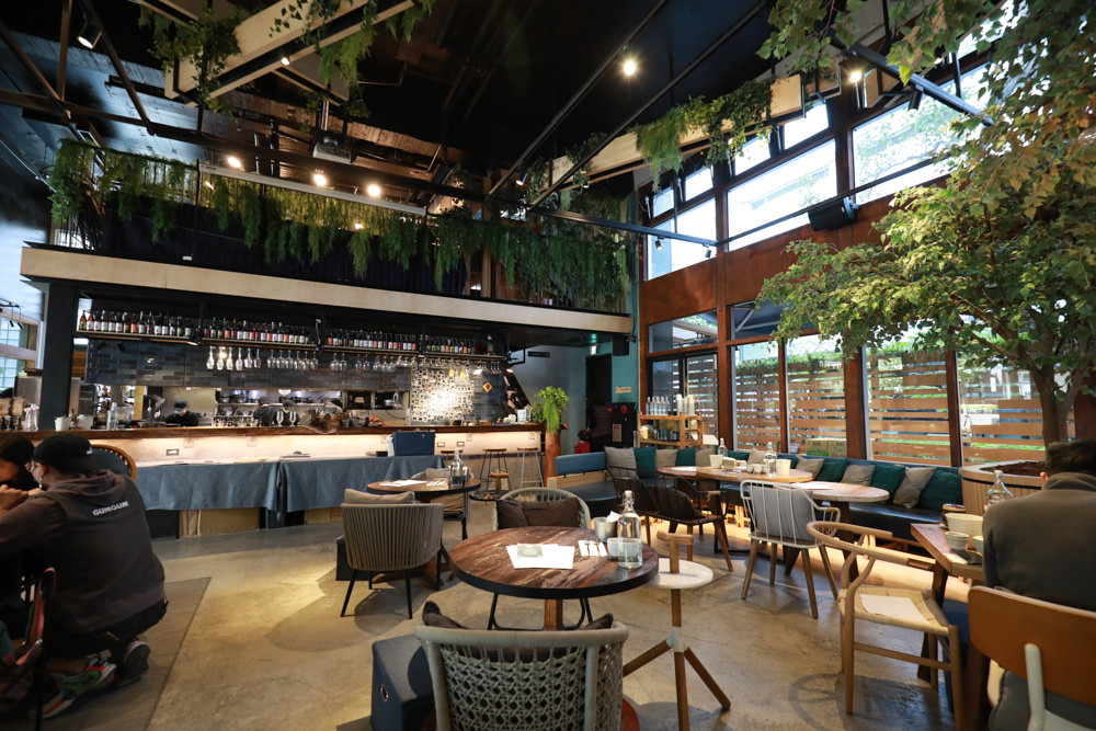 台北內湖美食｜GUMGUM NOT ONLY BEER & WINGS 雞翅啤酒吧。寵物友善餐廳、森林系玻璃屋餐酒館