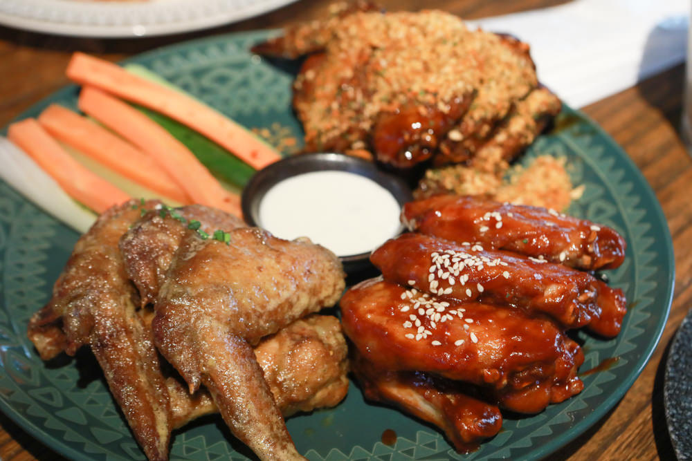 台北內湖美食｜GUMGUM NOT ONLY BEER & WINGS 雞翅啤酒吧。寵物友善餐廳、森林系玻璃屋餐酒館