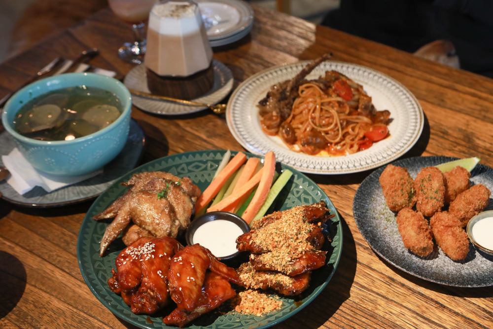 台北內湖美食｜GUMGUM NOT ONLY BEER & WINGS 雞翅啤酒吧。寵物友善餐廳、森林系玻璃屋餐酒館