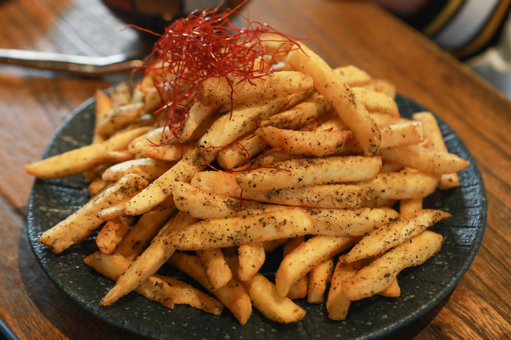 台北內湖美食｜GUMGUM NOT ONLY BEER & WINGS 雞翅啤酒吧。寵物友善餐廳、森林系玻璃屋餐酒館