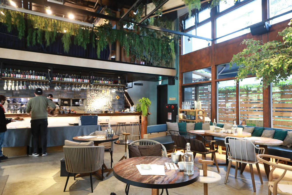 台北內湖美食｜GUMGUM NOT ONLY BEER & WINGS 雞翅啤酒吧。寵物友善餐廳、森林系玻璃屋餐酒館