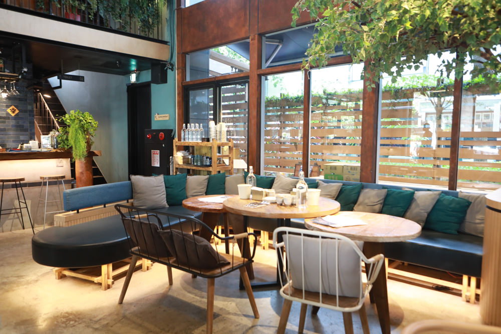 台北內湖美食｜GUMGUM NOT ONLY BEER & WINGS 雞翅啤酒吧。寵物友善餐廳、森林系玻璃屋餐酒館