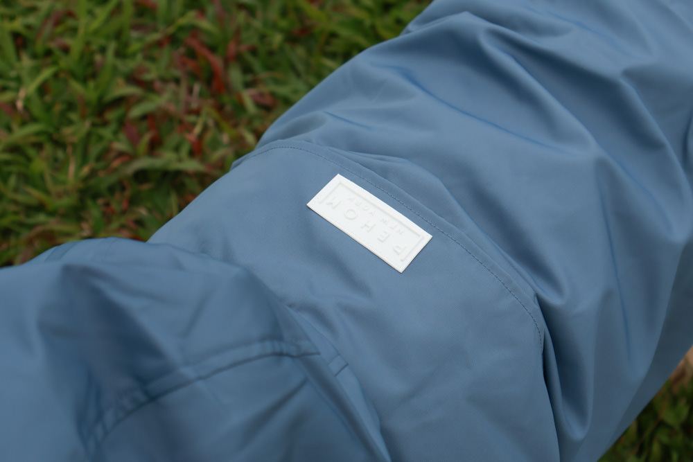 毛孩群島選品電商首推｜可調節防潑水魔術氈雨衣。讓你的毛孩時髦出行、方便快速穿脫、雨天出門保持乾淨清爽