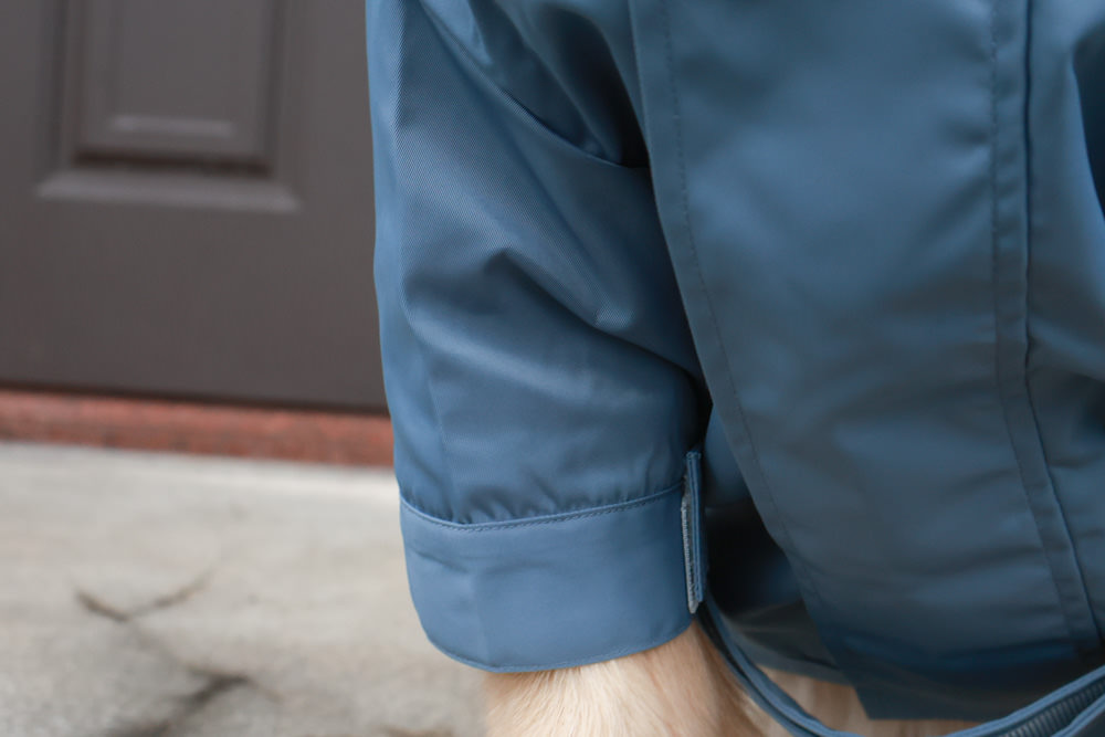 毛孩群島選品電商首推｜可調節防潑水魔術氈雨衣。讓你的毛孩時髦出行、方便快速穿脫、雨天出門保持乾淨清爽