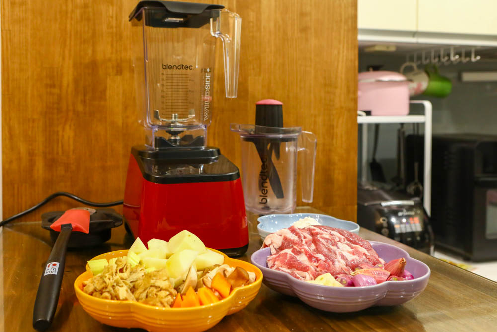 廚房家電好物開箱|美國 Blendtec 高效能食物調理機 Designer 650。食物攪碎機、濃湯豆漿、寵物鮮食、切菜打泥輕鬆上手 - 第3張圖 廚房家電好物開箱|美國 Blendtec 高效能食物調理機 Designer 650。食物攪碎機、濃湯豆漿、寵物鮮食、切菜打泥輕鬆上手