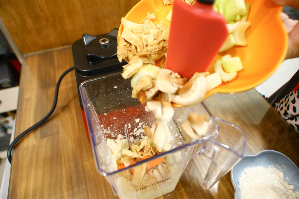 廚房家電好物開箱|美國 Blendtec 高效能食物調理機 Designer 650。食物攪碎機、濃湯豆漿、寵物鮮食、切菜打泥輕鬆上手 - 第14張圖 廚房家電好物開箱|美國 Blendtec 高效能食物調理機 Designer 650。食物攪碎機、濃湯豆漿、寵物鮮食、切菜打泥輕鬆上手