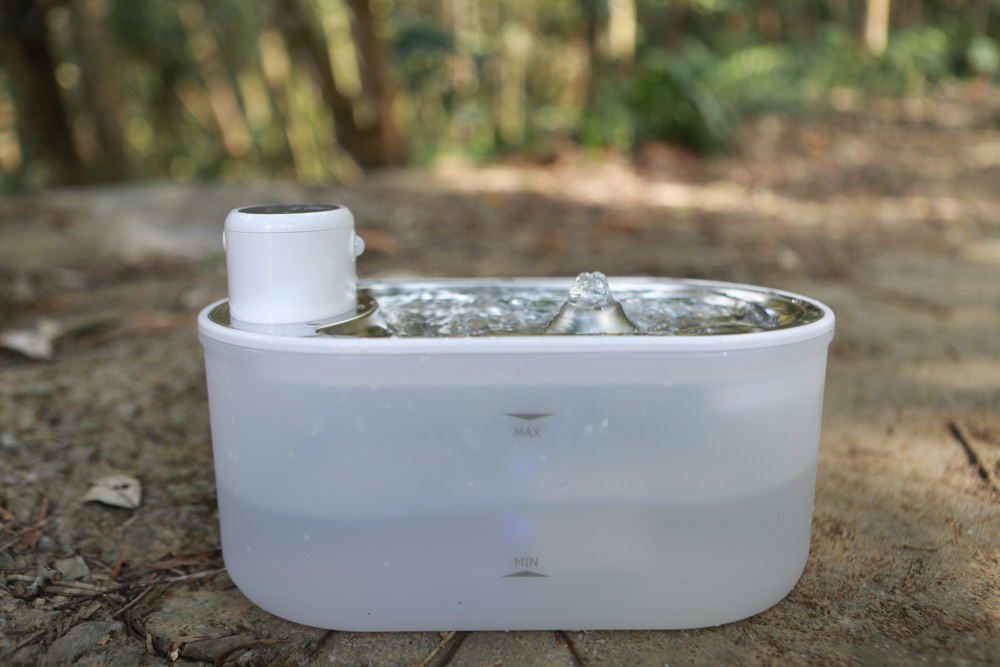 eterno紫外光無線寵物飲水機｜寵物智能飲水機、紫外線滅菌、分離式控制器充電清洗更方便、防水無線設計！！