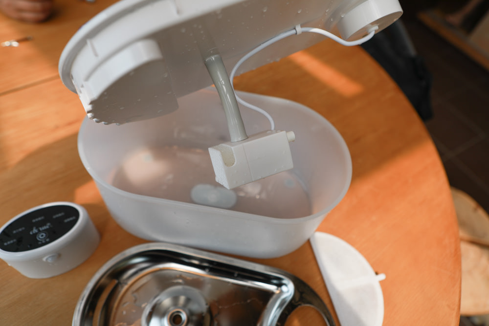 eterno紫外光無線寵物飲水機｜寵物智能飲水機、紫外線滅菌、分離式控制器充電清洗更方便、防水無線設計！！