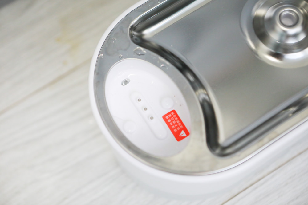 eterno紫外光無線寵物飲水機｜寵物智能飲水機、紫外線滅菌、分離式控制器充電清洗更方便、防水無線設計！！