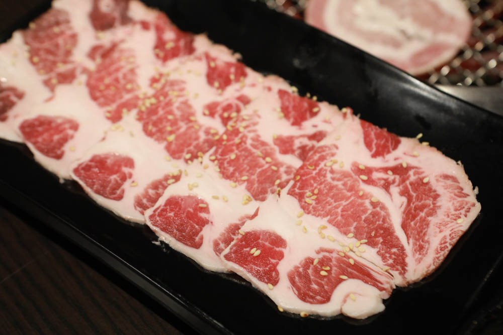 新莊美食|饗醬燒肉日式火烤燒肉吃到飽~新莊民安店。頂級和牛手臂蝦生猛海鮮吃到飽、寵物友善餐廳、生啤酒無限暢飲 - 第20張圖 新莊美食|饗醬燒肉日式火烤燒肉吃到飽~新莊民安店。頂級和牛手臂蝦生猛海鮮吃到飽、寵物友善餐廳、生啤酒無限暢飲