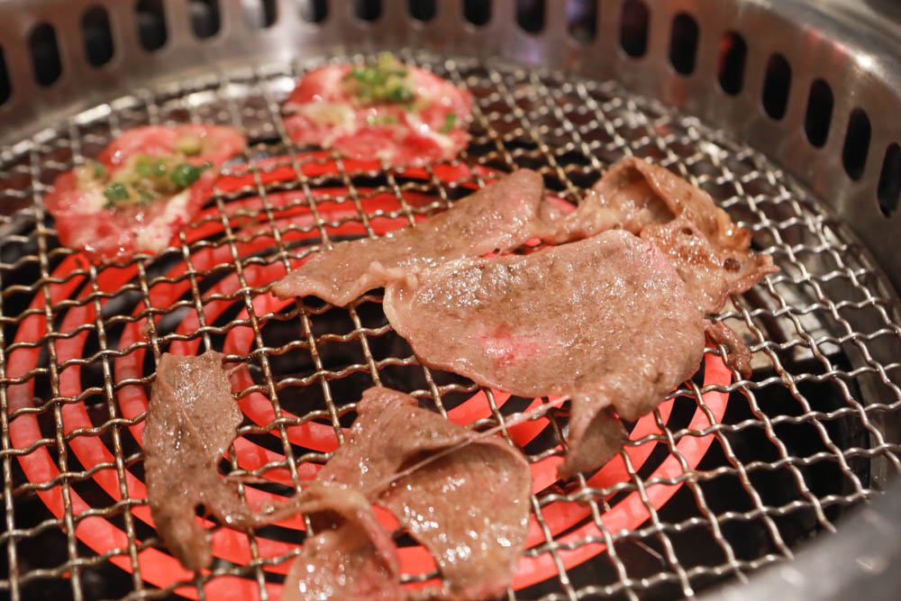 新莊美食|饗醬燒肉日式火烤燒肉吃到飽~新莊民安店。頂級和牛手臂蝦生猛海鮮吃到飽、寵物友善餐廳、生啤酒無限暢飲 - 第18張圖 新莊美食|饗醬燒肉日式火烤燒肉吃到飽~新莊民安店。頂級和牛手臂蝦生猛海鮮吃到飽、寵物友善餐廳、生啤酒無限暢飲