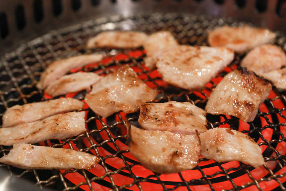新莊美食|饗醬燒肉日式火烤燒肉吃到飽~新莊民安店。頂級和牛手臂蝦生猛海鮮吃到飽、寵物友善餐廳、生啤酒無限暢飲 - 第28張圖 新莊美食|饗醬燒肉日式火烤燒肉吃到飽~新莊民安店。頂級和牛手臂蝦生猛海鮮吃到飽、寵物友善餐廳、生啤酒無限暢飲