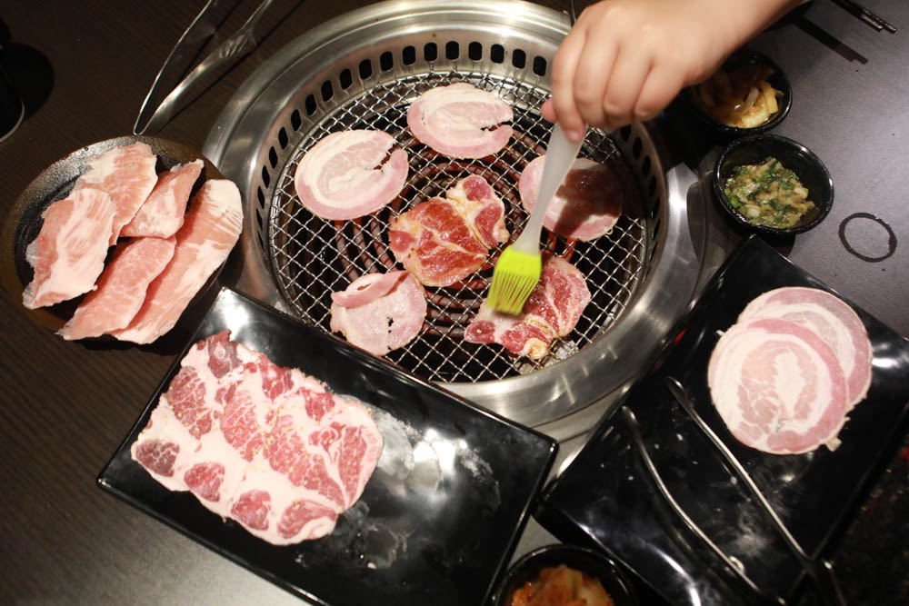 新莊美食|饗醬燒肉日式火烤燒肉吃到飽~新莊民安店。頂級和牛手臂蝦生猛海鮮吃到飽、寵物友善餐廳、生啤酒無限暢飲 - 第23張圖 新莊美食|饗醬燒肉日式火烤燒肉吃到飽~新莊民安店。頂級和牛手臂蝦生猛海鮮吃到飽、寵物友善餐廳、生啤酒無限暢飲