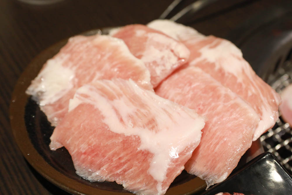 新莊美食|饗醬燒肉日式火烤燒肉吃到飽~新莊民安店。頂級和牛手臂蝦生猛海鮮吃到飽、寵物友善餐廳、生啤酒無限暢飲 - 第27張圖 新莊美食|饗醬燒肉日式火烤燒肉吃到飽~新莊民安店。頂級和牛手臂蝦生猛海鮮吃到飽、寵物友善餐廳、生啤酒無限暢飲