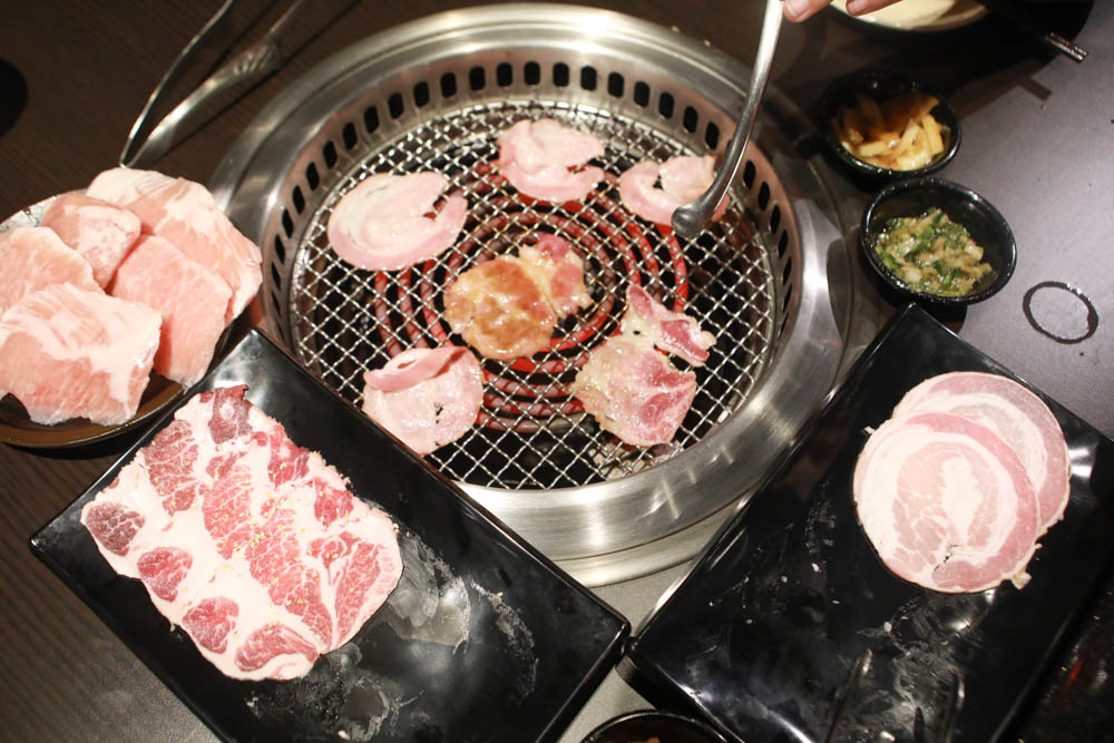 新莊美食|饗醬燒肉日式火烤燒肉吃到飽~新莊民安店。頂級和牛手臂蝦生猛海鮮吃到飽、寵物友善餐廳、生啤酒無限暢飲 - 第2張圖 新莊美食|饗醬燒肉日式火烤燒肉吃到飽~新莊民安店。頂級和牛手臂蝦生猛海鮮吃到飽、寵物友善餐廳、生啤酒無限暢飲