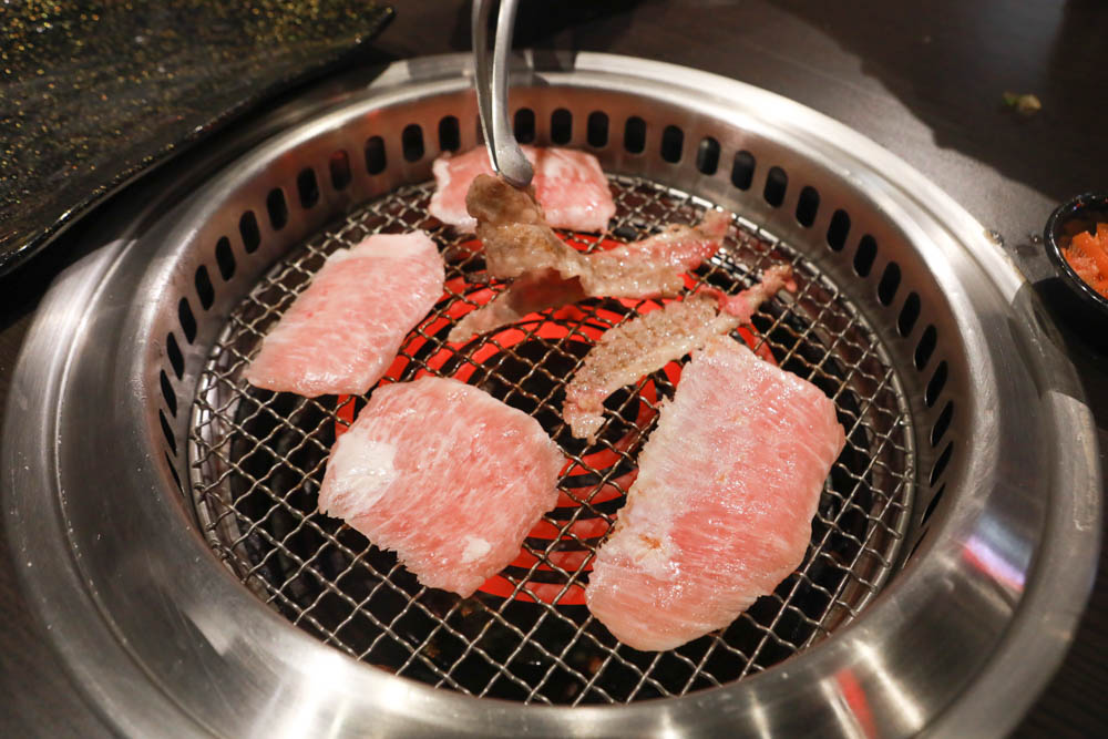 新莊美食|饗醬燒肉日式火烤燒肉吃到飽~新莊民安店。頂級和牛手臂蝦生猛海鮮吃到飽、寵物友善餐廳、生啤酒無限暢飲 - 第29張圖 新莊美食|饗醬燒肉日式火烤燒肉吃到飽~新莊民安店。頂級和牛手臂蝦生猛海鮮吃到飽、寵物友善餐廳、生啤酒無限暢飲