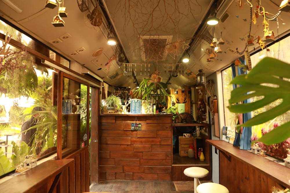 苗栗三義美食｜鹿角CAFE。森林系咖啡廳、苗栗寵物友善餐廳、多肉植物公車巴士咖啡廳、溜滑梯沙坑