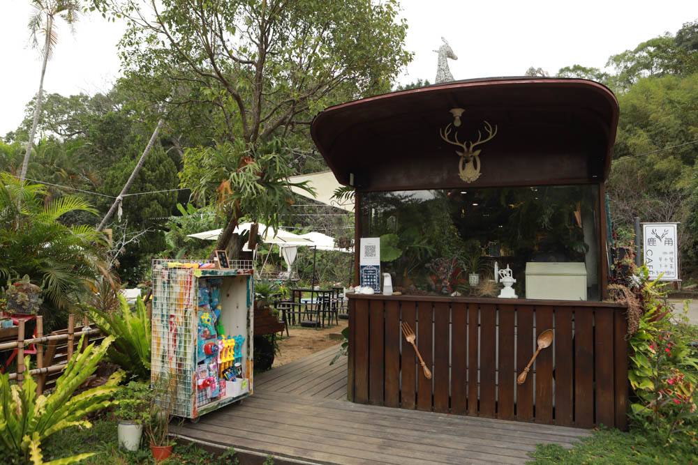 苗栗三義美食｜鹿角CAFE。森林系咖啡廳、苗栗寵物友善餐廳、多肉植物公車巴士咖啡廳、溜滑梯沙坑