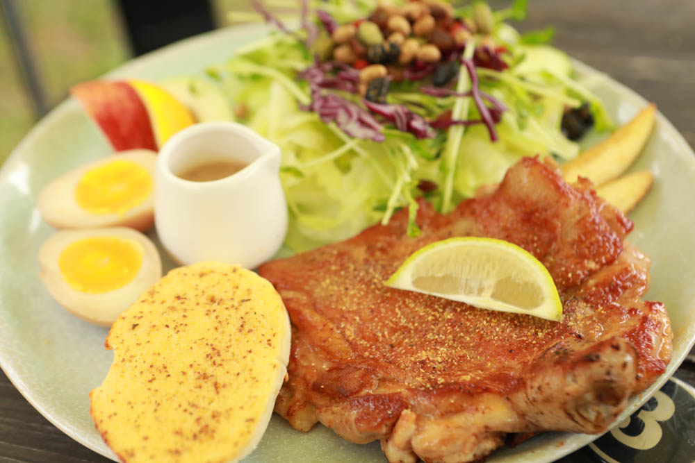 苗栗三義美食｜鹿角CAFE。森林系咖啡廳、苗栗寵物友善餐廳、多肉植物公車巴士咖啡廳、溜滑梯沙坑