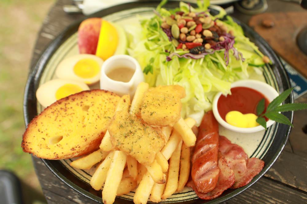 苗栗三義美食｜鹿角CAFE。森林系咖啡廳、苗栗寵物友善餐廳、多肉植物公車巴士咖啡廳、溜滑梯沙坑