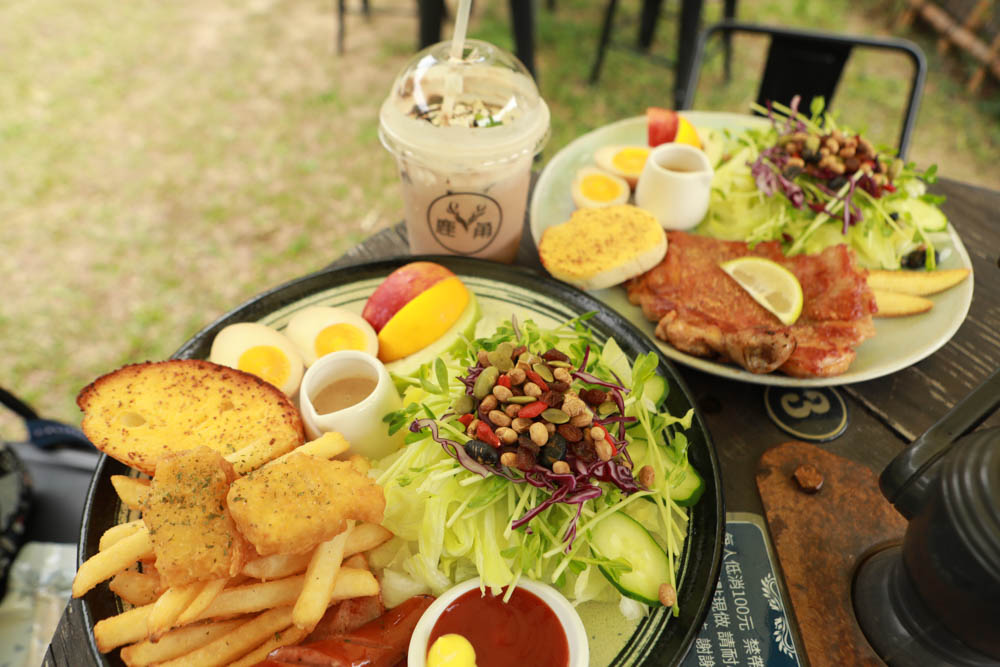 苗栗三義美食｜鹿角CAFE。森林系咖啡廳、苗栗寵物友善餐廳、多肉植物公車巴士咖啡廳、溜滑梯沙坑