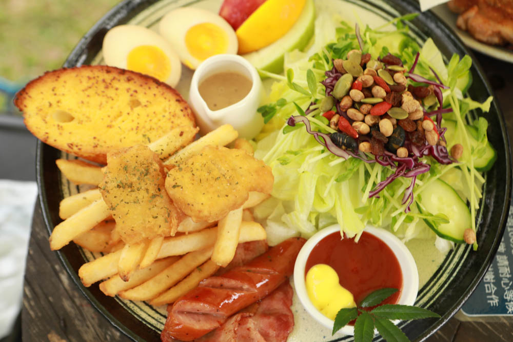 苗栗三義美食｜鹿角CAFE。森林系咖啡廳、苗栗寵物友善餐廳、多肉植物公車巴士咖啡廳、溜滑梯沙坑