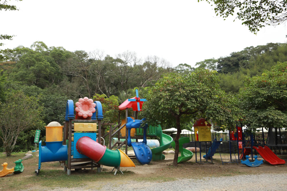 苗栗三義美食｜鹿角CAFE。森林系咖啡廳、苗栗寵物友善餐廳、多肉植物公車巴士咖啡廳、溜滑梯沙坑