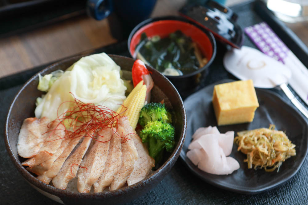 台中沙鹿美食｜鹿雅森林景觀餐廳。寵物友善餐廳、無敵百萬夜景、獨立包廂、大草皮