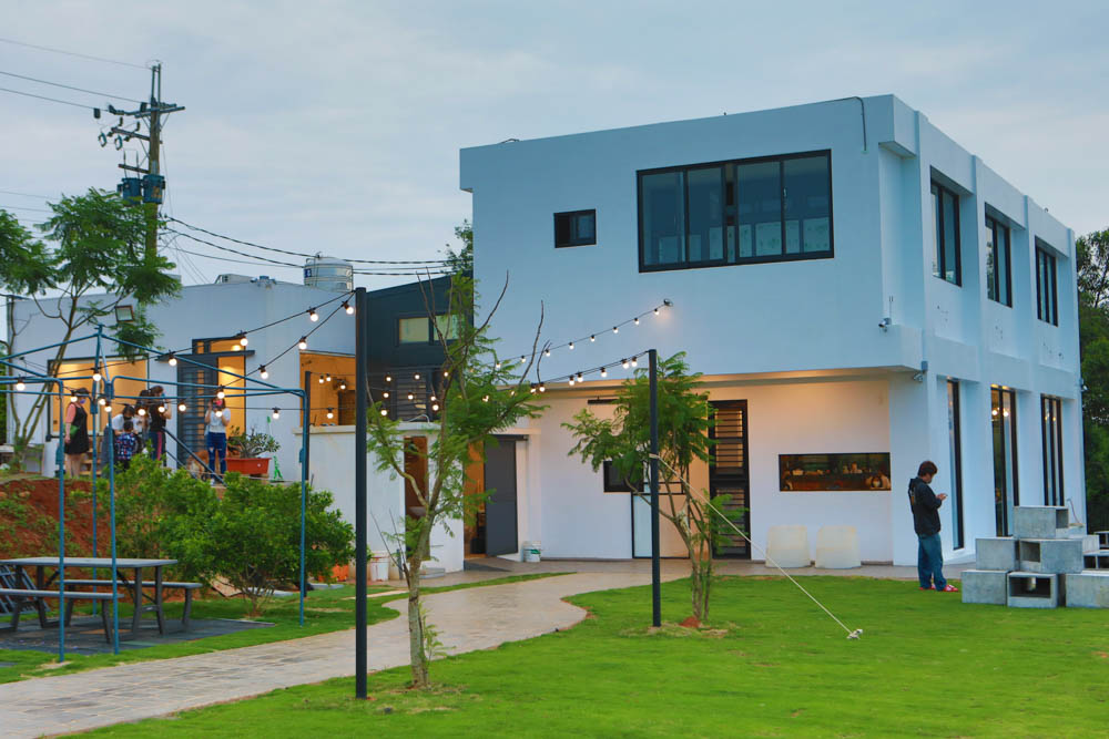台中沙鹿美食｜鹿雅森林景觀餐廳。寵物友善餐廳、無敵百萬夜景、獨立包廂、大草皮