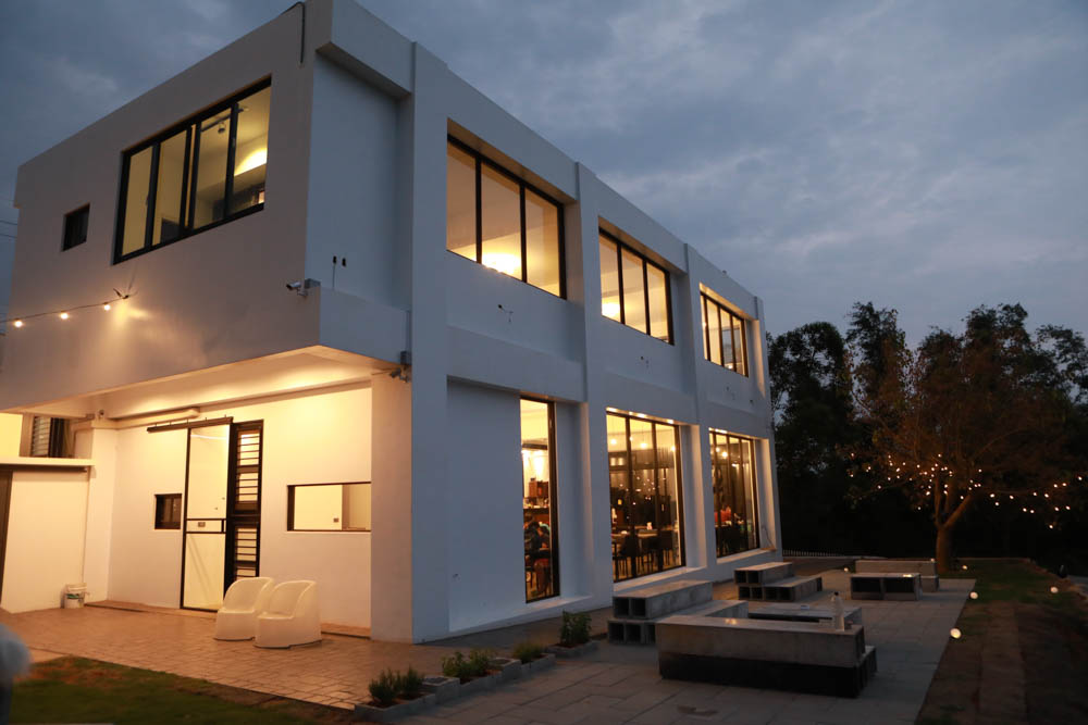 台中沙鹿美食｜鹿雅森林景觀餐廳。寵物友善餐廳、無敵百萬夜景、獨立包廂、大草皮