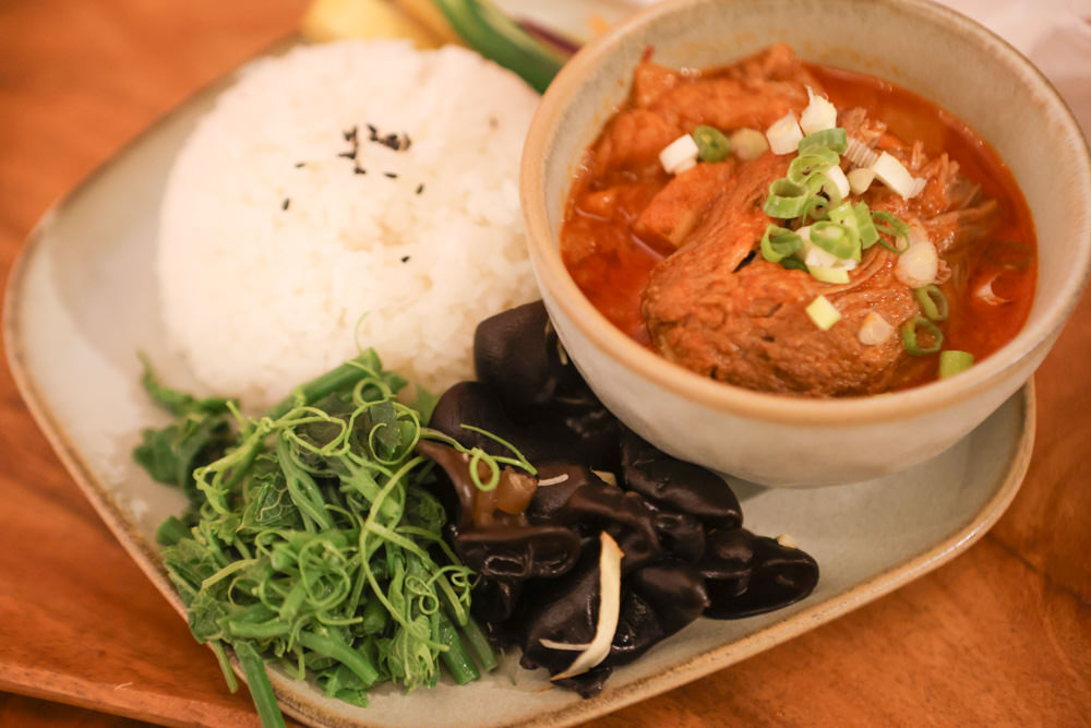 台北大稻埕咖啡廳｜鼠皮咖啡soopi cafe。迪化街附近的寵物友善餐廳、免費招待毛孩一份狗狗餐點👍