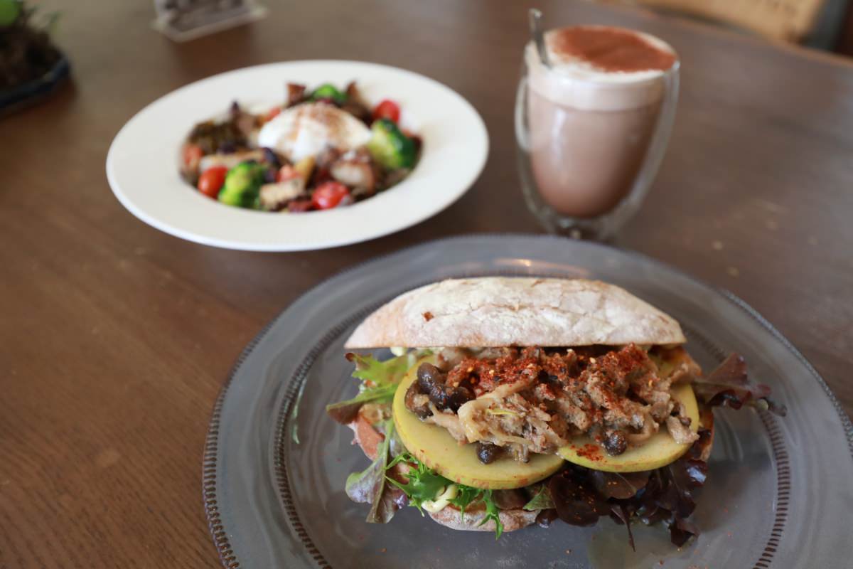 墾丁恆春美食｜小綠舟CAFE BARCA VERDE CAFE。寵物友善餐廳、網美森林系植栽咖啡廳