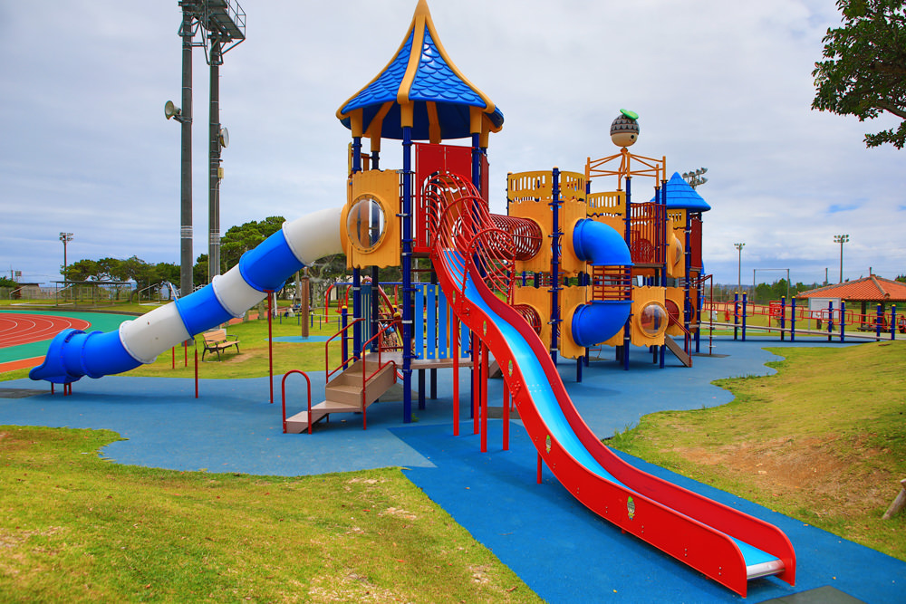 沖繩新公園 親子景點 金武町公園きんタームランド 豐富繽紛的大型遊樂設施 1 12歲的小孩都有遊具可以玩 洛基小聿媽