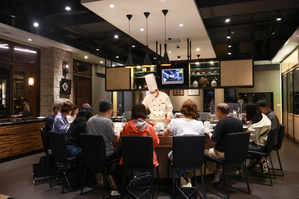 宜蘭五結美食｜饗宴鐵板燒。開業20年的頂級無菜單料理鐵板燒、宜蘭在地食材、互動式鐵板燒、寵物友善專屬VIP房