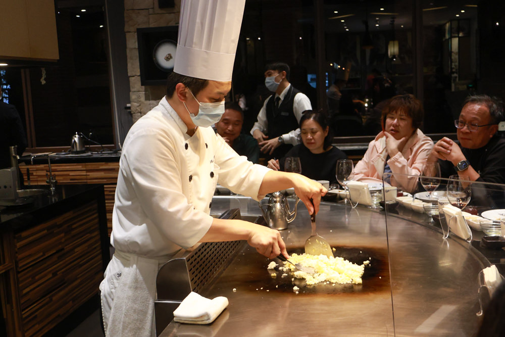 宜蘭五結美食｜饗宴鐵板燒。開業20年的頂級無菜單料理鐵板燒、宜蘭在地食材、互動式鐵板燒、寵物友善專屬VIP房