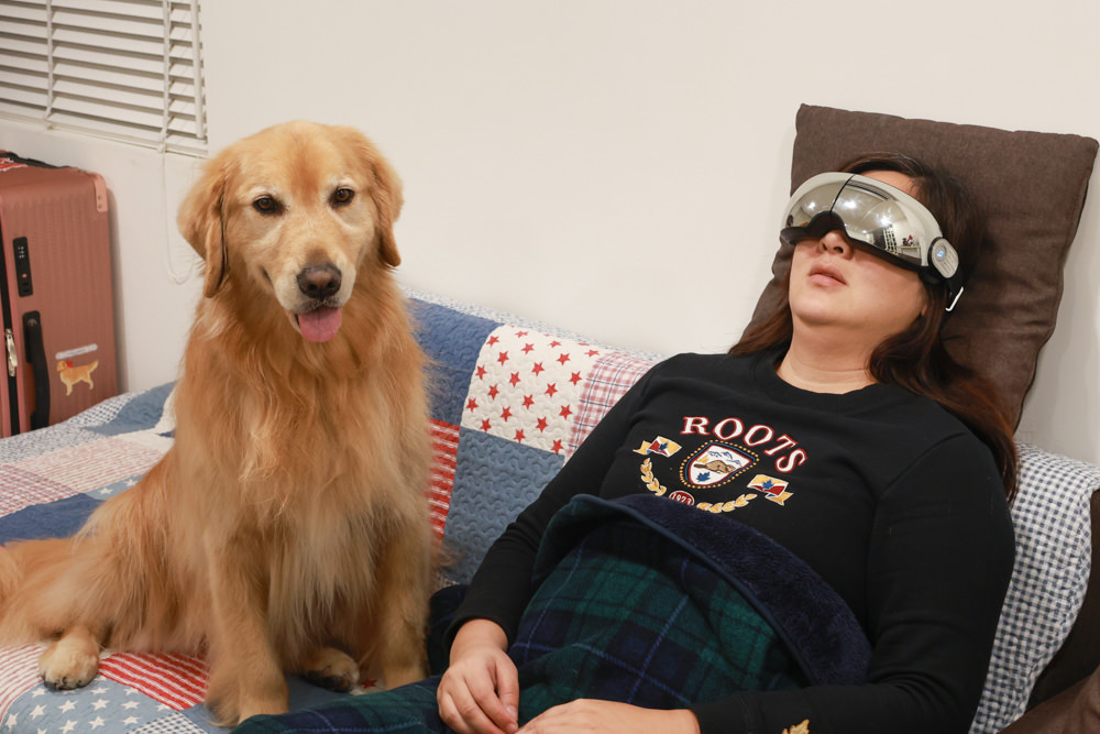 Philips飛利浦氣囊式熱敷眼部按摩器(PPM2701BK)。溫感熱敷、3D鏤空可視、可折疊好攜帶、一鍵熱敷、還可以支援藍牙