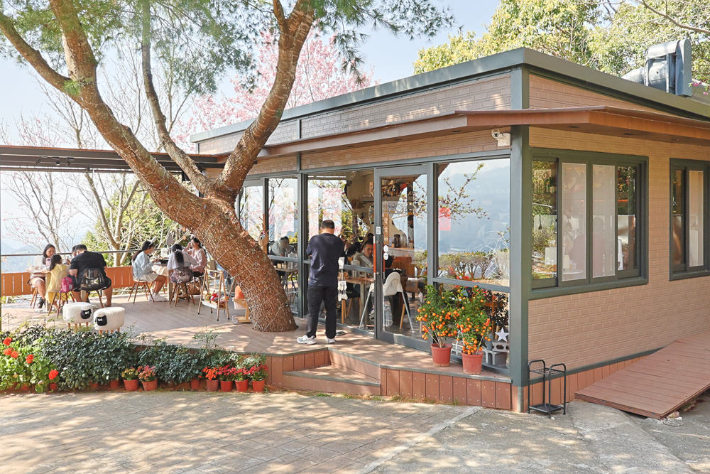 清境美食｜星嵐拉麵。一週只營業三天的絕美玻璃屋拉麵店、戶外座位區可攜帶寵物、粉嫩櫻花季、遠眺霧社水庫