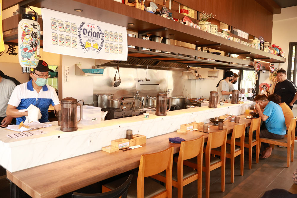 清境美食｜星嵐拉麵。一週只營業三天的絕美玻璃屋拉麵店、戶外座位區可攜帶寵物、粉嫩櫻花季、遠眺霧社水庫