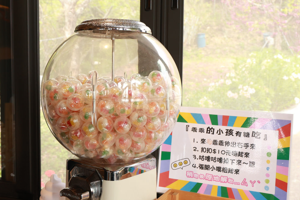 清境美食｜星嵐拉麵。一週只營業三天的絕美玻璃屋拉麵店、戶外座位區可攜帶寵物、粉嫩櫻花季、遠眺霧社水庫